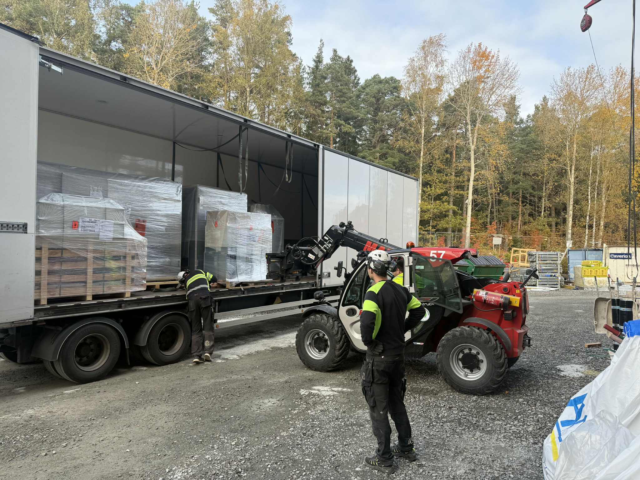 Tung lastbil med pallgods och skrymmande gods